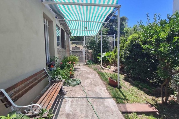 HERMOSA CASA CON DEPARTAMENTO SOBRE CALLE LOS SAUCES: IDEAL PARA COMERCIO