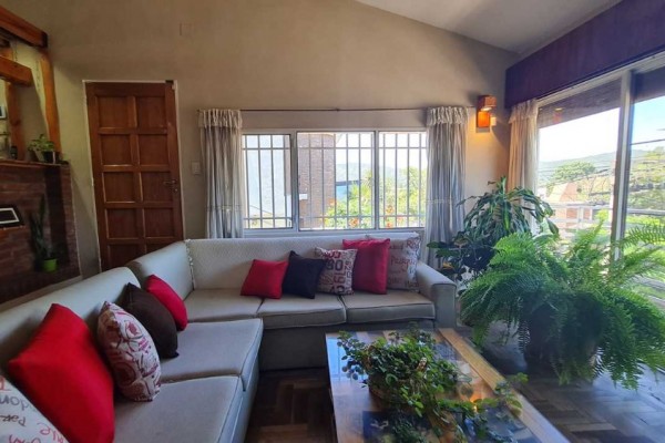 HERMOSA CASA CON DEPARTAMENTO SOBRE CALLE LOS SAUCES: IDEAL PARA COMERCIO
