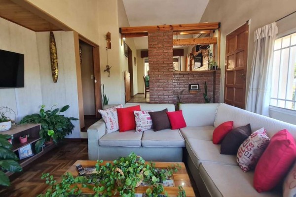 HERMOSA CASA CON DEPARTAMENTO SOBRE CALLE LOS SAUCES: IDEAL PARA COMERCIO