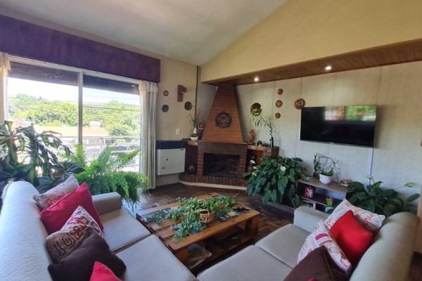 HERMOSA CASA CON DEPARTAMENTO SOBRE CALLE LOS SAUCES: IDEAL PARA COMERCIO