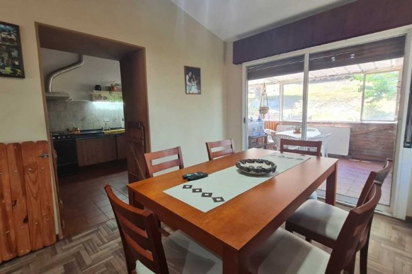 HERMOSA CASA CON DEPARTAMENTO SOBRE CALLE LOS SAUCES: IDEAL PARA COMERCIO