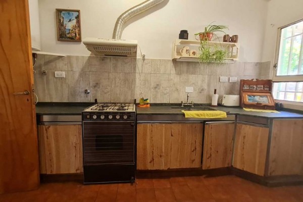 HERMOSA CASA CON DEPARTAMENTO SOBRE CALLE LOS SAUCES: IDEAL PARA COMERCIO