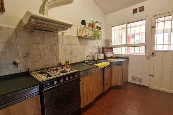 HERMOSA CASA CON DEPARTAMENTO SOBRE CALLE LOS SAUCES: IDEAL PARA COMERCIO
