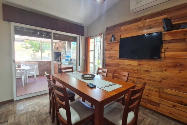 HERMOSA CASA CON DEPARTAMENTO SOBRE CALLE LOS SAUCES: IDEAL PARA COMERCIO