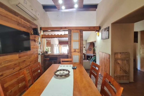 HERMOSA CASA CON DEPARTAMENTO SOBRE CALLE LOS SAUCES: IDEAL PARA COMERCIO