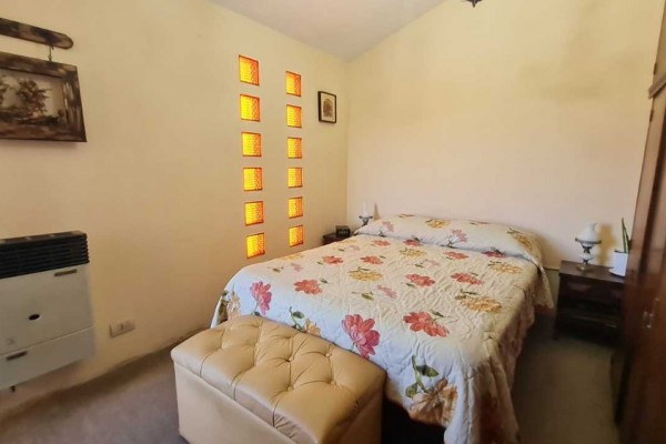 HERMOSA CASA CON DEPARTAMENTO SOBRE CALLE LOS SAUCES: IDEAL PARA COMERCIO