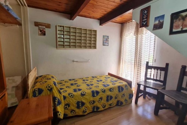 HERMOSA CASA CON DEPARTAMENTO SOBRE CALLE LOS SAUCES: IDEAL PARA COMERCIO