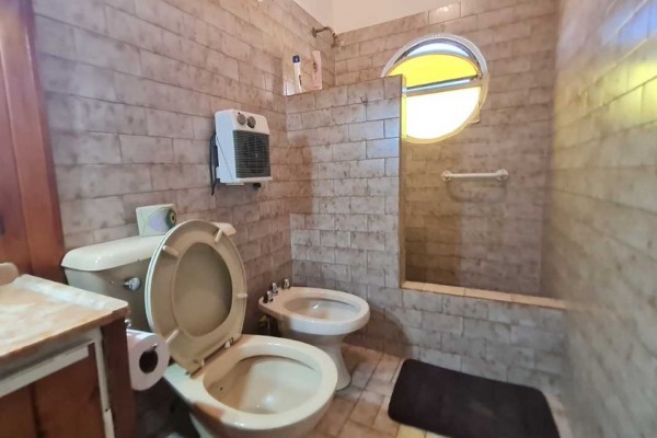 HERMOSA CASA CON DEPARTAMENTO SOBRE CALLE LOS SAUCES: IDEAL PARA COMERCIO