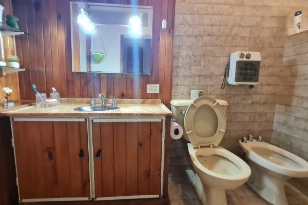 HERMOSA CASA CON DEPARTAMENTO SOBRE CALLE LOS SAUCES: IDEAL PARA COMERCIO