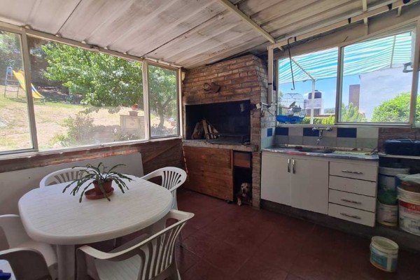 HERMOSA CASA CON DEPARTAMENTO SOBRE CALLE LOS SAUCES: IDEAL PARA COMERCIO