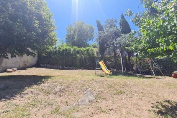 HERMOSA CASA CON DEPARTAMENTO SOBRE CALLE LOS SAUCES: IDEAL PARA COMERCIO