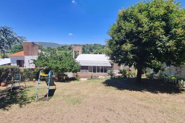 HERMOSA CASA CON DEPARTAMENTO SOBRE CALLE LOS SAUCES: IDEAL PARA COMERCIO