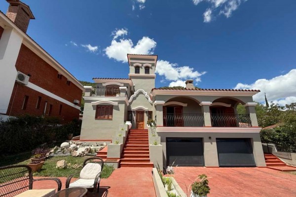 Hermosa casa Con la mejor vista al algo, ciudad y cierras granndes 4 dormitorios y pileta