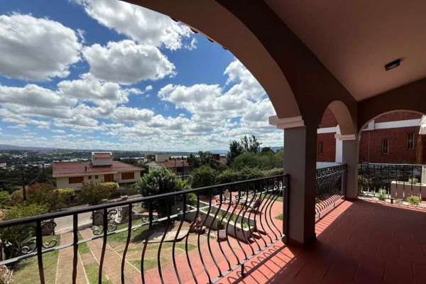 Hermosa casa Con la mejor vista al algo, ciudad y cierras granndes 4 dormitorios y pileta