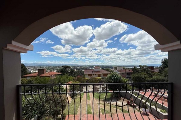 Hermosa casa Con la mejor vista al algo, ciudad y cierras granndes 4 dormitorios y pileta