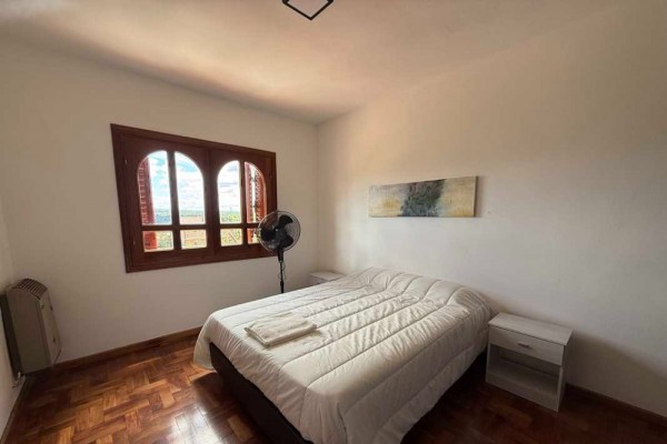 Hermosa casa Con la mejor vista al algo, ciudad y cierras granndes 4 dormitorios y pileta