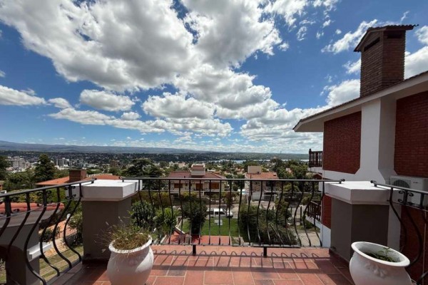 Hermosa casa Con la mejor vista al algo, ciudad y cierras granndes 4 dormitorios y pileta