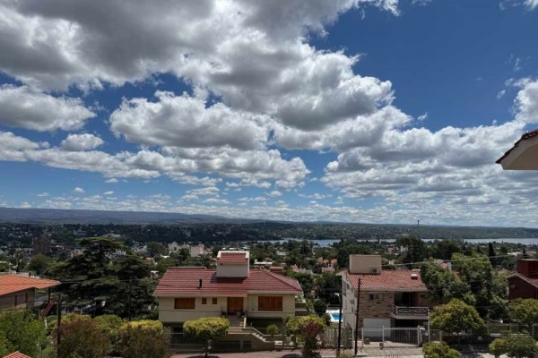 Hermosa casa Con la mejor vista al algo, ciudad y cierras granndes 4 dormitorios y pileta