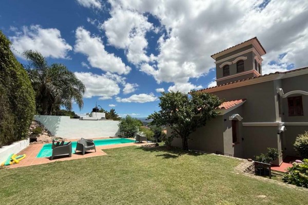 Hermosa casa Con la mejor vista al algo, ciudad y cierras granndes 4 dormitorios y pileta