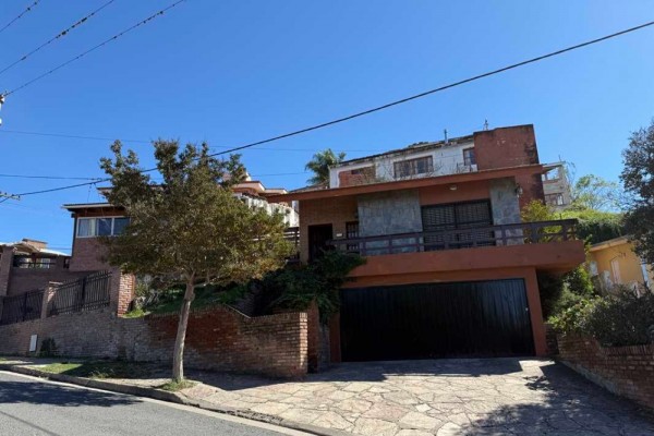 Hermosa casa de 2 dormitorios con pileta, vista a metros de Alejandro Mago y Los Sauses