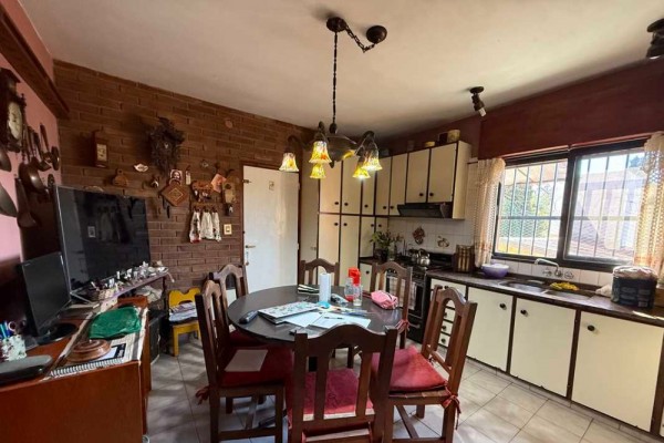 Hermosa casa de 2 dormitorios con pileta, vista a metros de Alejandro Mago y Los Sauses