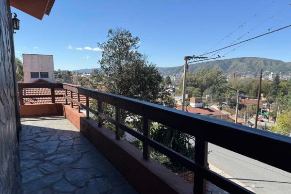 Hermosa casa de 2 dormitorios con pileta, vista a metros de Alejandro Mago y Los Sauses