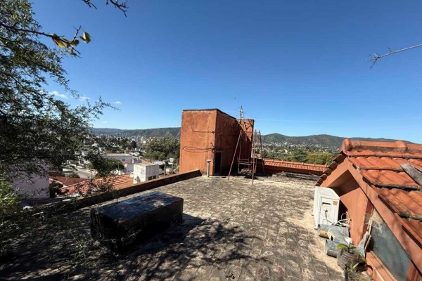 Hermosa casa de 2 dormitorios con pileta, vista a metros de Alejandro Mago y Los Sauses