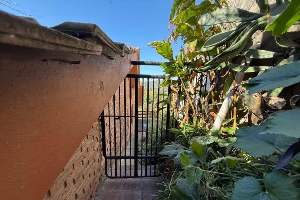 Hermosa casa de 2 dormitorios con pileta, vista a metros de Alejandro Mago y Los Sauses