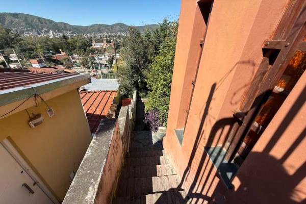 Hermosa casa de 2 dormitorios con pileta, vista a metros de Alejandro Mago y Los Sauses