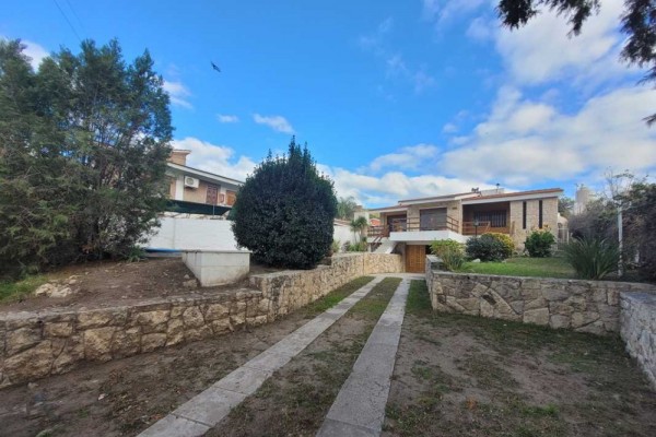 Hermosa casa 3 dormitorios, pileta y dependencias