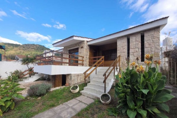 Hermosa casa 3 dormitorios, pileta y dependencias