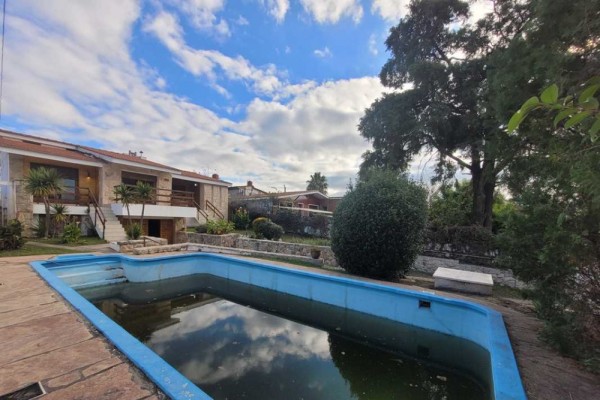 Hermosa casa 3 dormitorios, pileta y dependencias