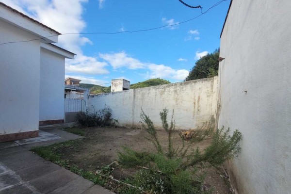 Hermosa casa 3 dormitorios, pileta y dependencias