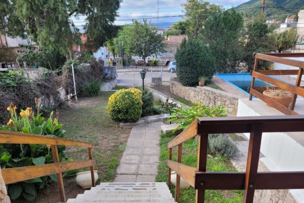 Hermosa casa 3 dormitorios, pileta y dependencias