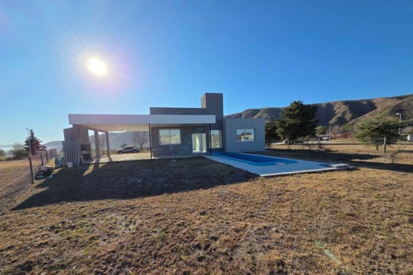 Casa Carlos Paz Golf 2 dormitorios, escritorio, amplia cocina comedor, cochera doble, pileta