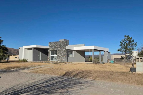 Casa Carlos Paz Golf 2 dormitorios, escritorio, amplia cocina comedor, cochera doble, pileta