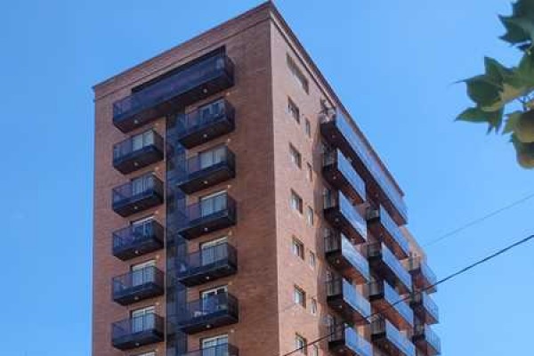 Hermoso Departamento Torre Serena, 2 dormitorios, patio, cochera, balcón a la calle, pileta hermosas vistas 