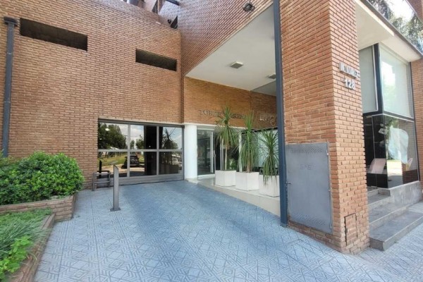 Hermoso Departamento Torre Serena, 2 dormitorios, patio, cochera, balcón a la calle, pileta hermosas vistas 