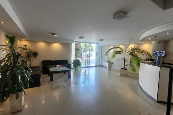 Hermoso Departamento Torre Serena, 2 dormitorios, patio, cochera, balcón a la calle, pileta hermosas vistas 