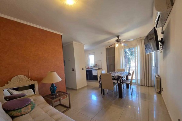 Hermoso Departamento Torre Serena, 2 dormitorios, patio, cochera, balcón a la calle, pileta hermosas vistas 