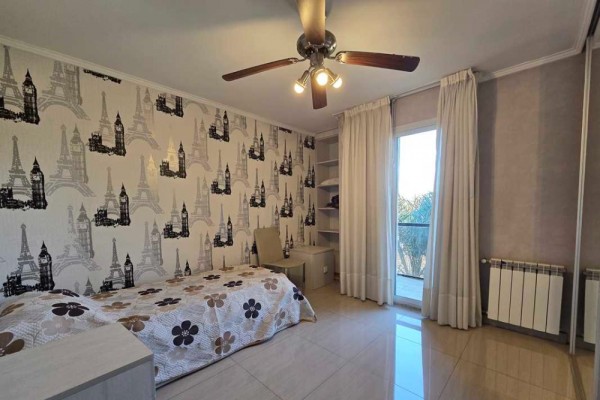 Hermoso Departamento Torre Serena, 2 dormitorios, patio, cochera, balcón a la calle, pileta hermosas vistas 