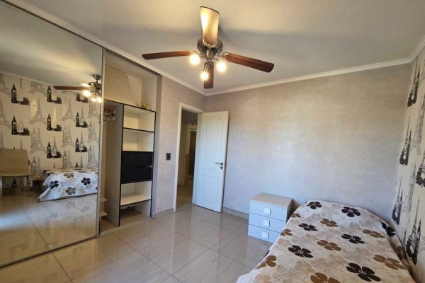 Hermoso Departamento Torre Serena, 2 dormitorios, patio, cochera, balcón a la calle, pileta hermosas vistas 