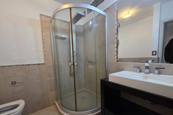 Hermoso Departamento Torre Serena, 2 dormitorios, patio, cochera, balcón a la calle, pileta hermosas vistas 