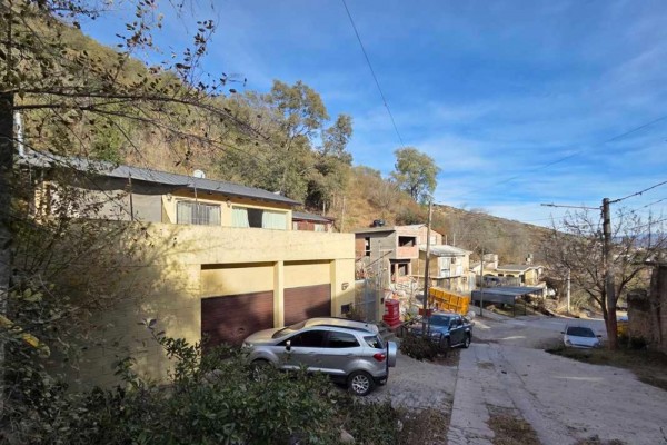 Casa zona Aerosilla muy lindas vistas 2 dormitorios, con mas Depto sin terminar
