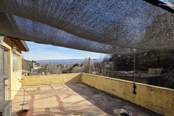 Casa zona Aerosilla muy lindas vistas 2 dormitorios, con mas Depto sin terminar