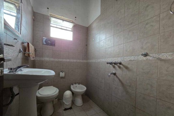 Casa de 2 dor con Hermoso departamento independiente en calle Alsina