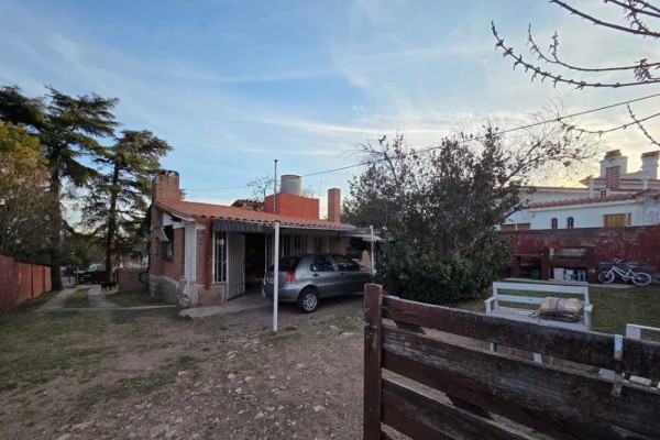 Casa de 2 dor con Hermoso departamento independiente en calle Alsina