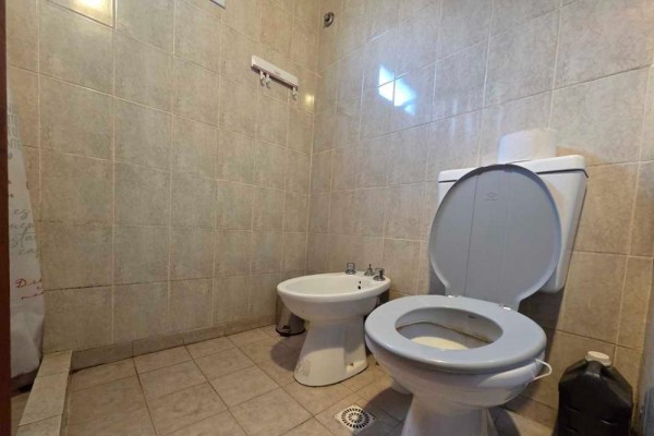 Casa de 2 dor con Hermoso departamento independiente en calle Alsina