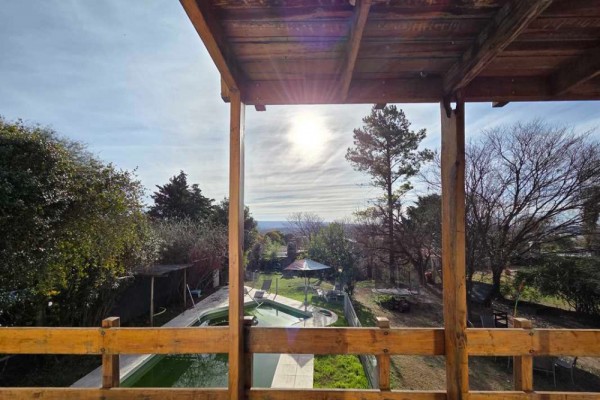 Hermosa casa en 3 plantas B° Las Vertientes 2 dormitorios con pileta y hermosa vista