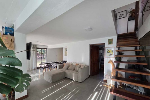 Hermosa casa en 3 plantas B° Las Vertientes 2 dormitorios con pileta y hermosa vista